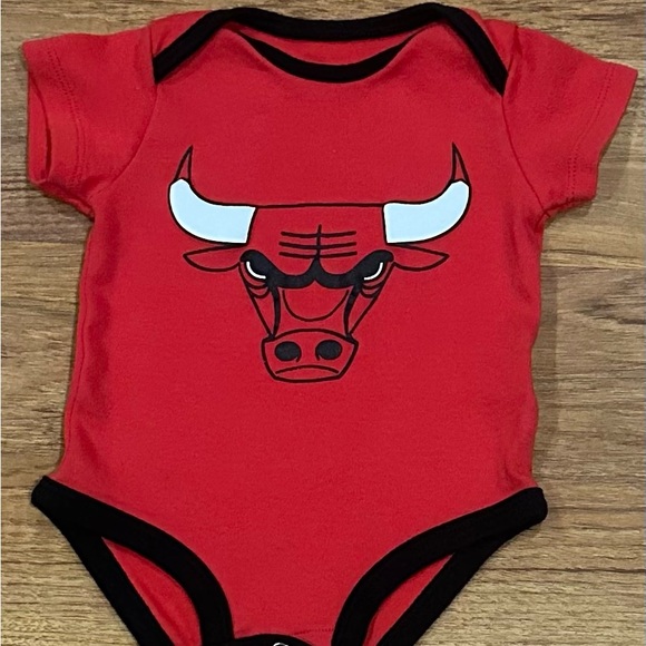 NBA Chicago Bulls Red Bodysuit Onesie - Picture 1 of 2